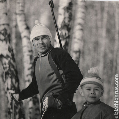 с младшим сыном Олегом (71 год, за год до Олимпиады в Саппоро)