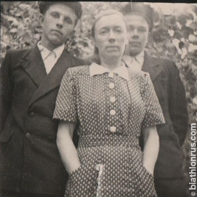 со старшим братом Александром и матерью Евдокией Анисимовной